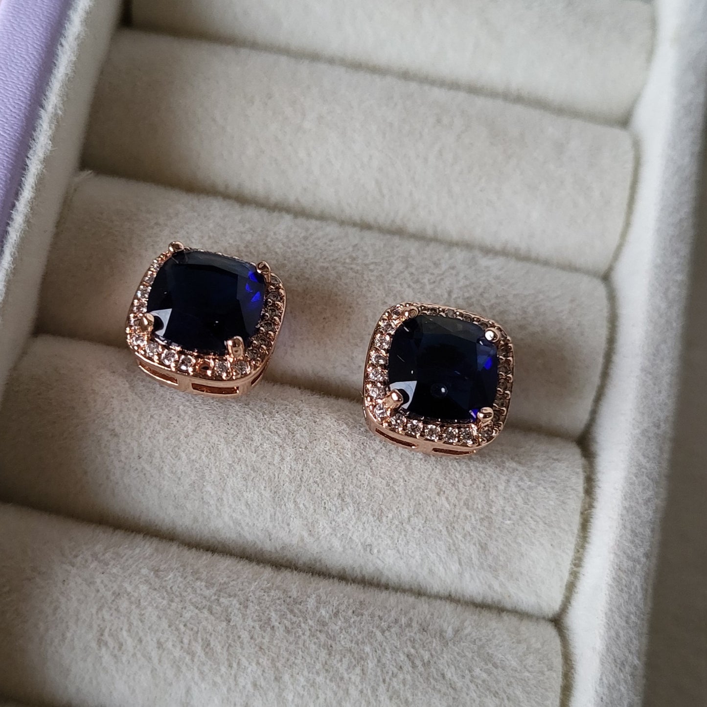 Studs (SM)