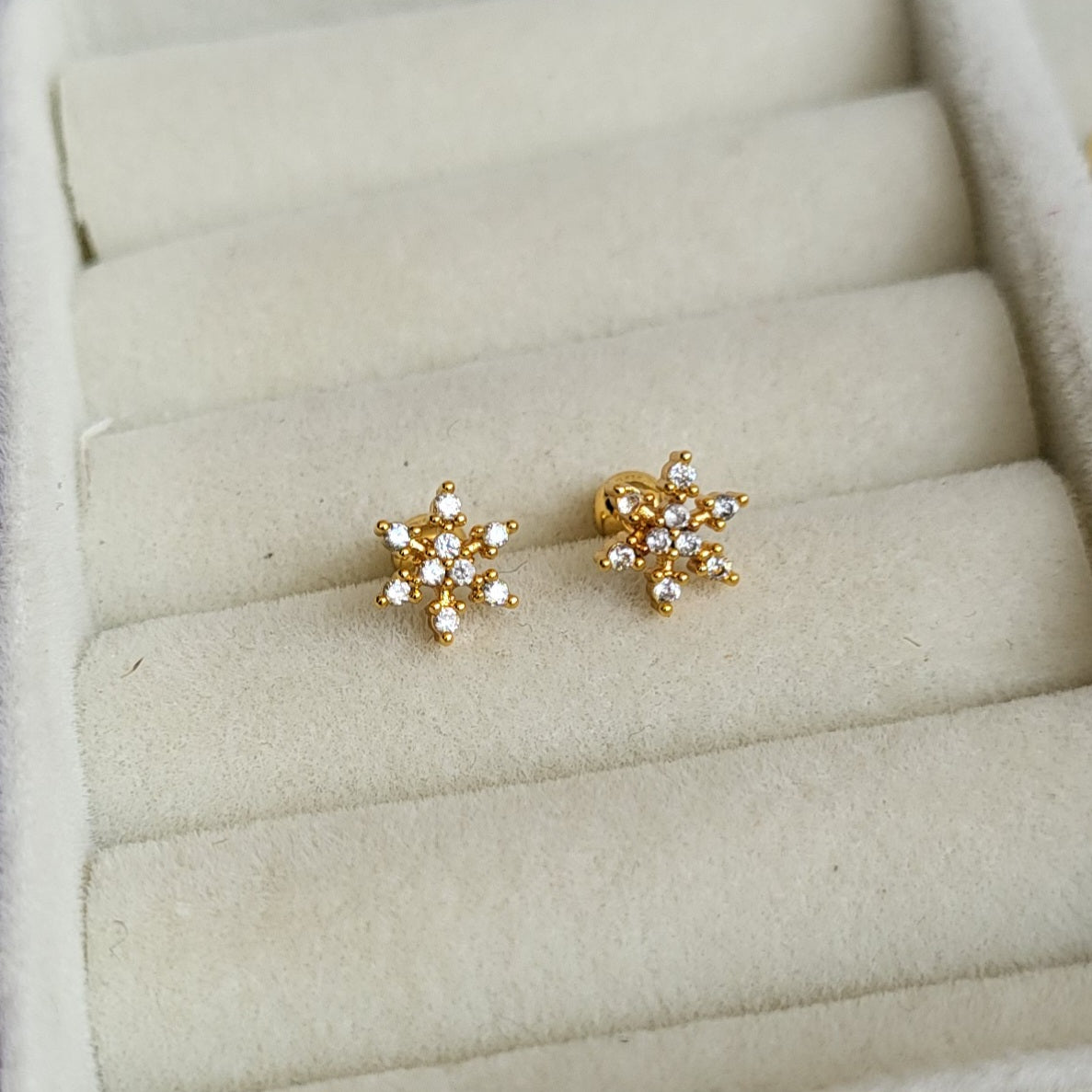 Snowflake mini studs (ball screwback)