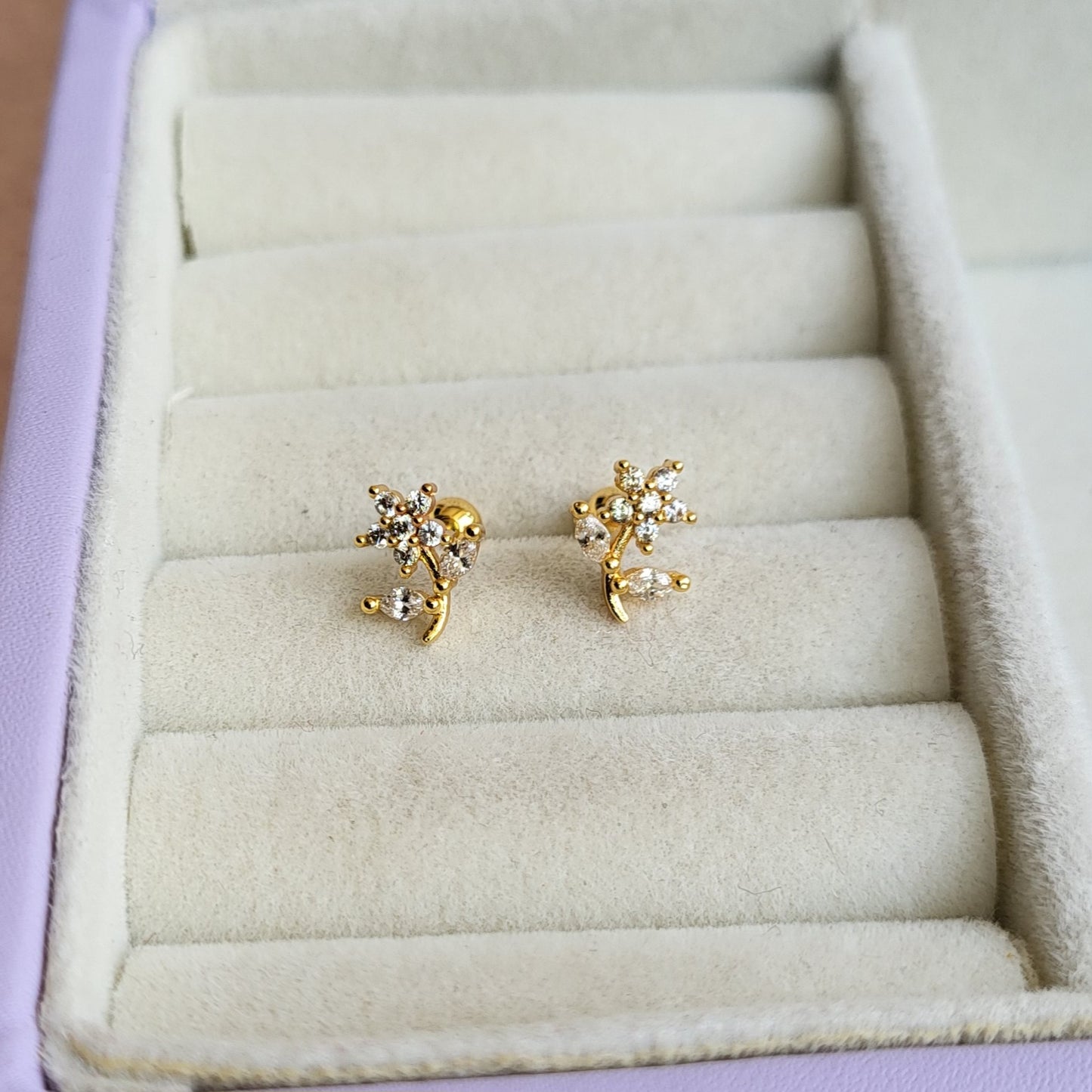 Flower mini studs (ball screwback)