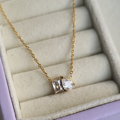 Lilly pendent chain