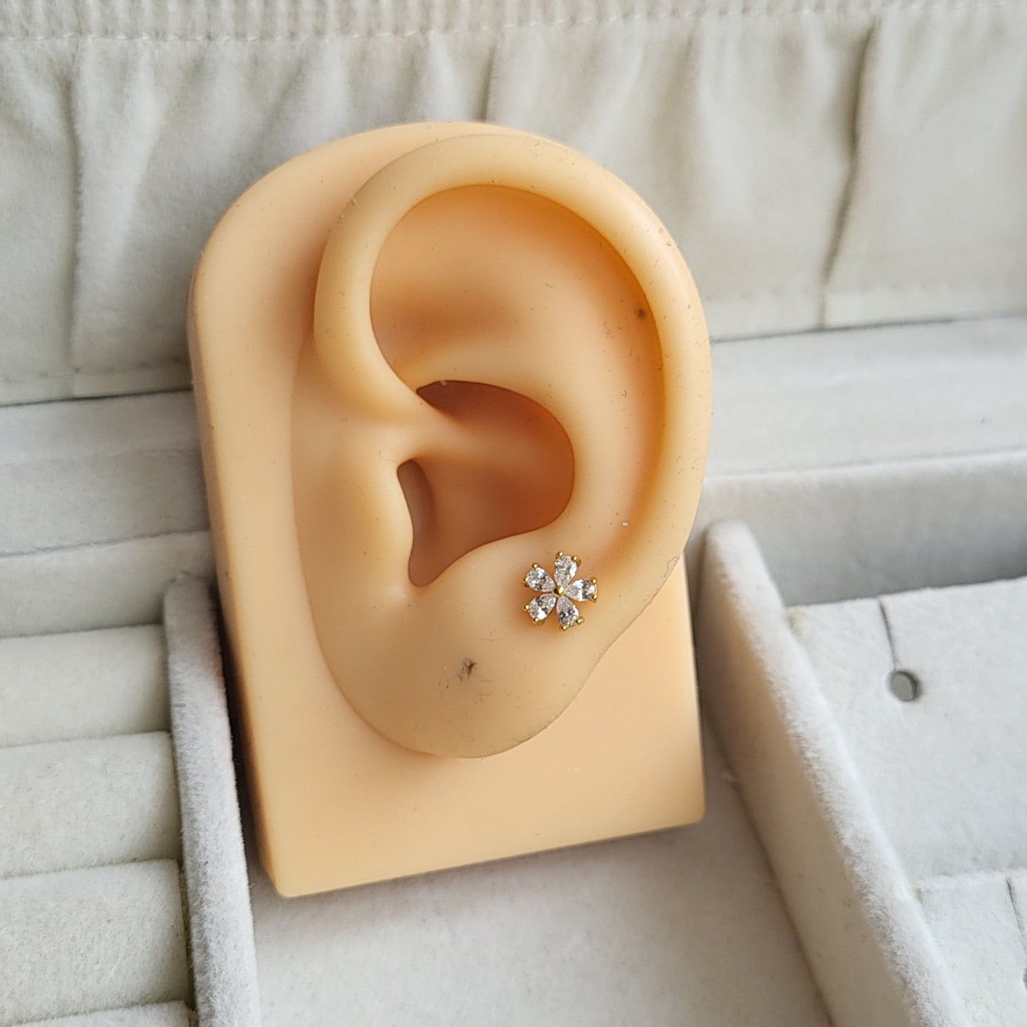 Bloom mini studs (flat screwback)