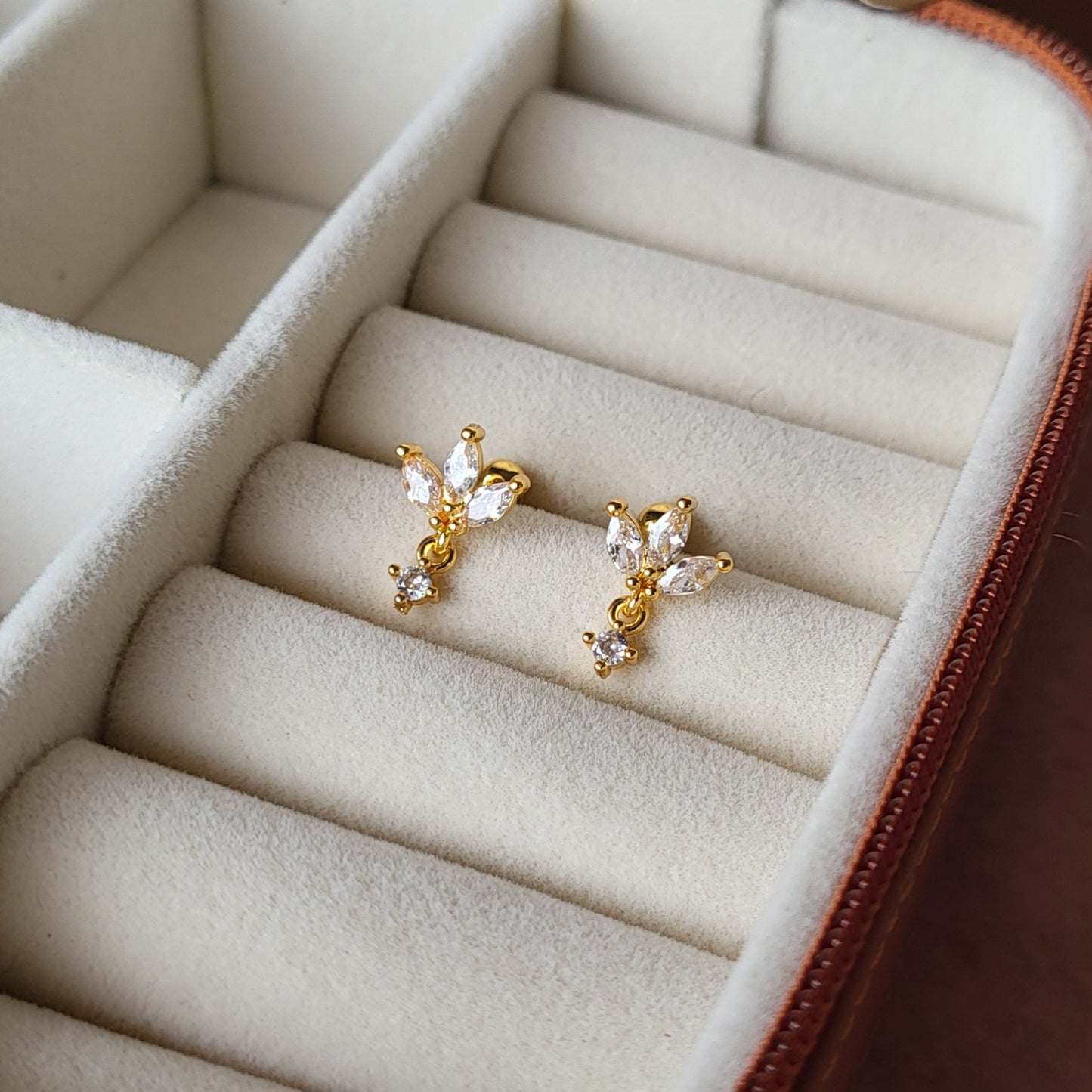 Willow drop studs (ball screwback)