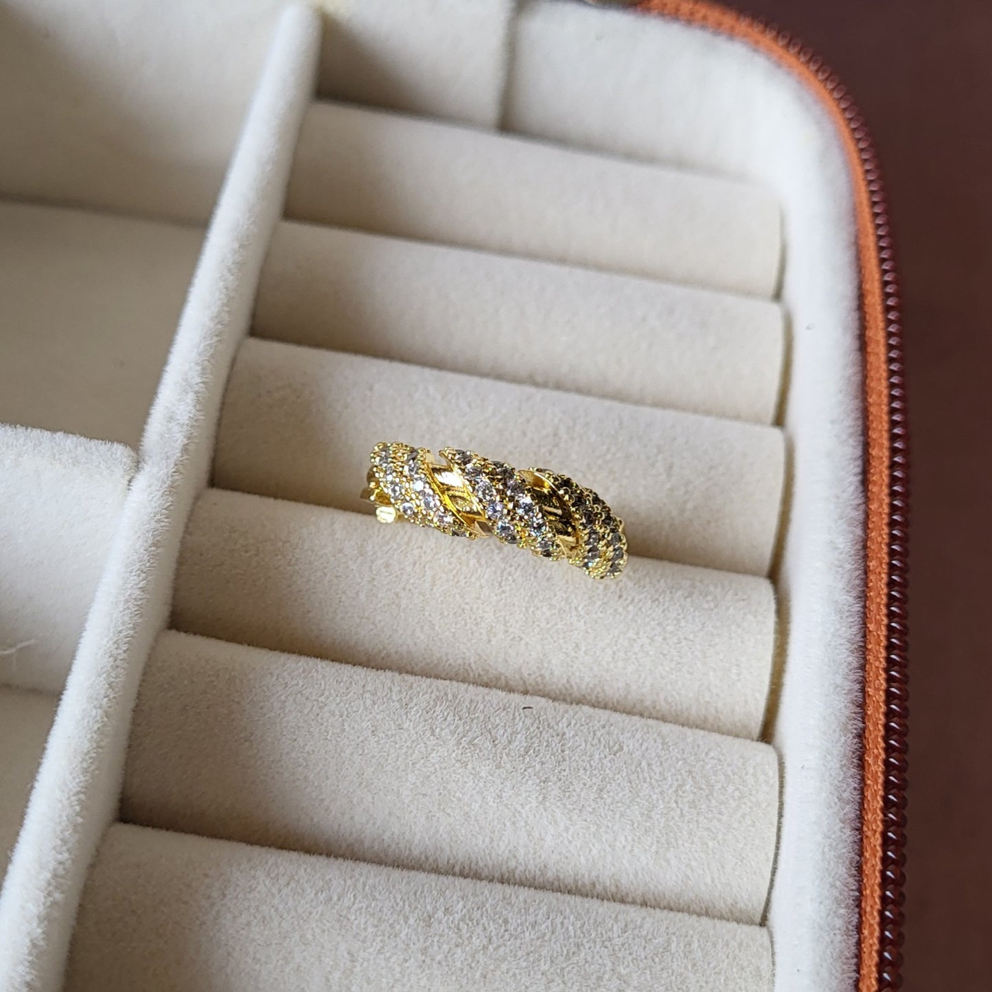 Wave finger ring