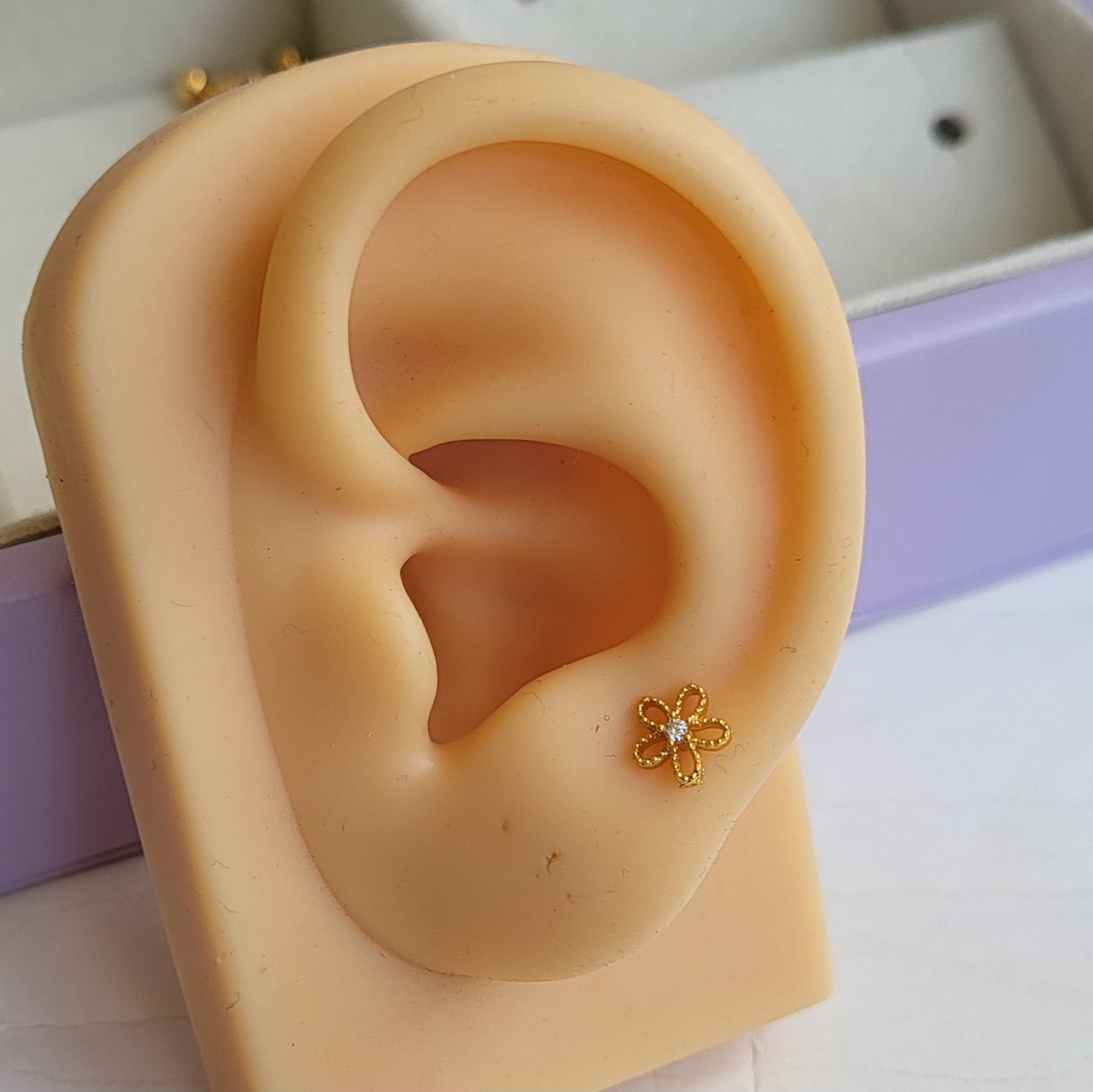 Daisy mini studs (ball screwback)