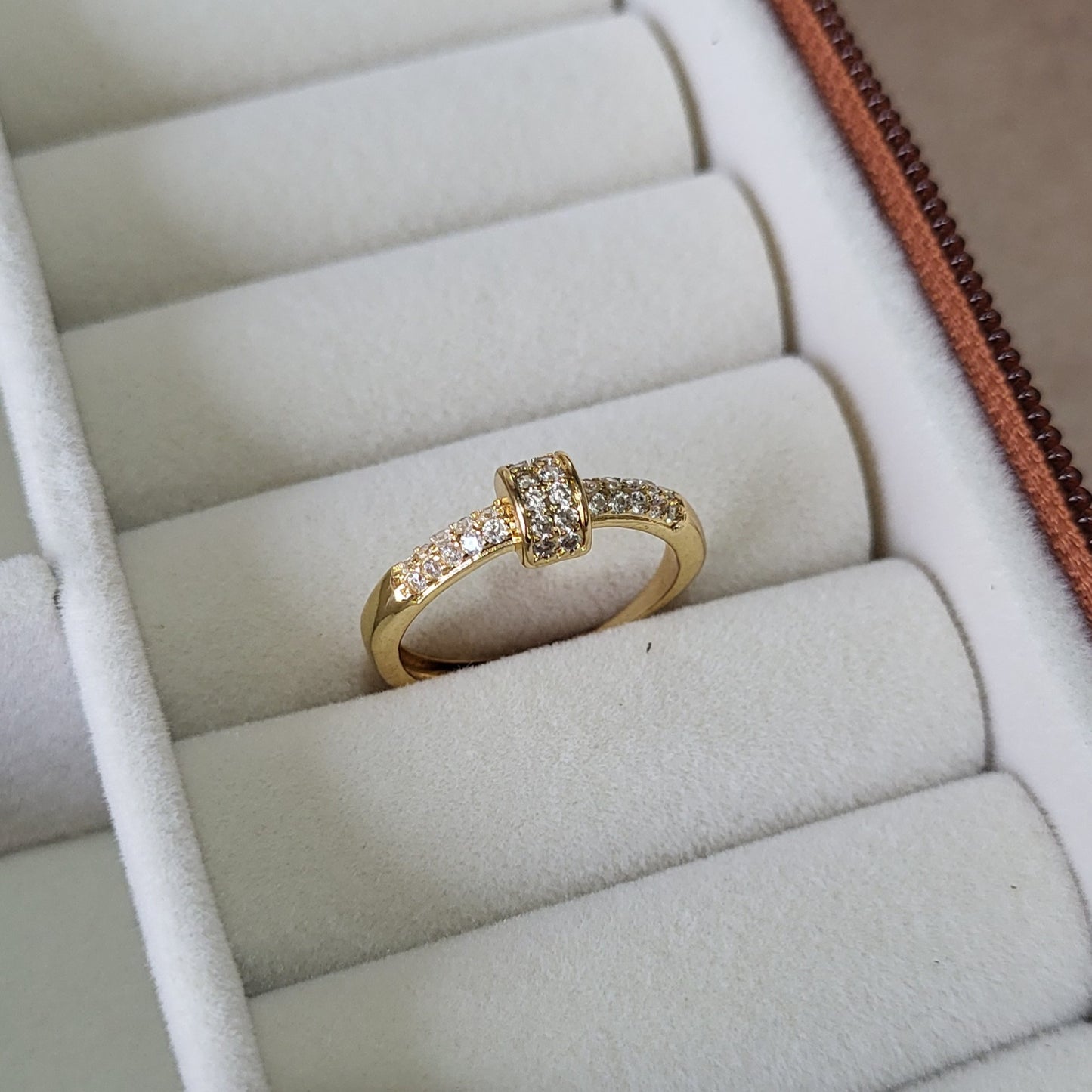 Roll finger ring