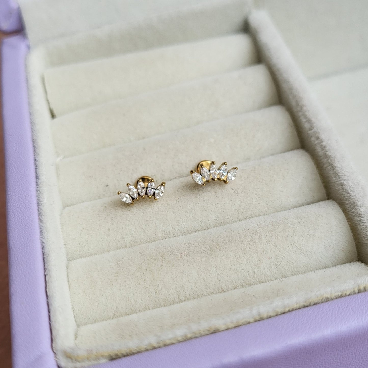 Crown studs (flat screwback)