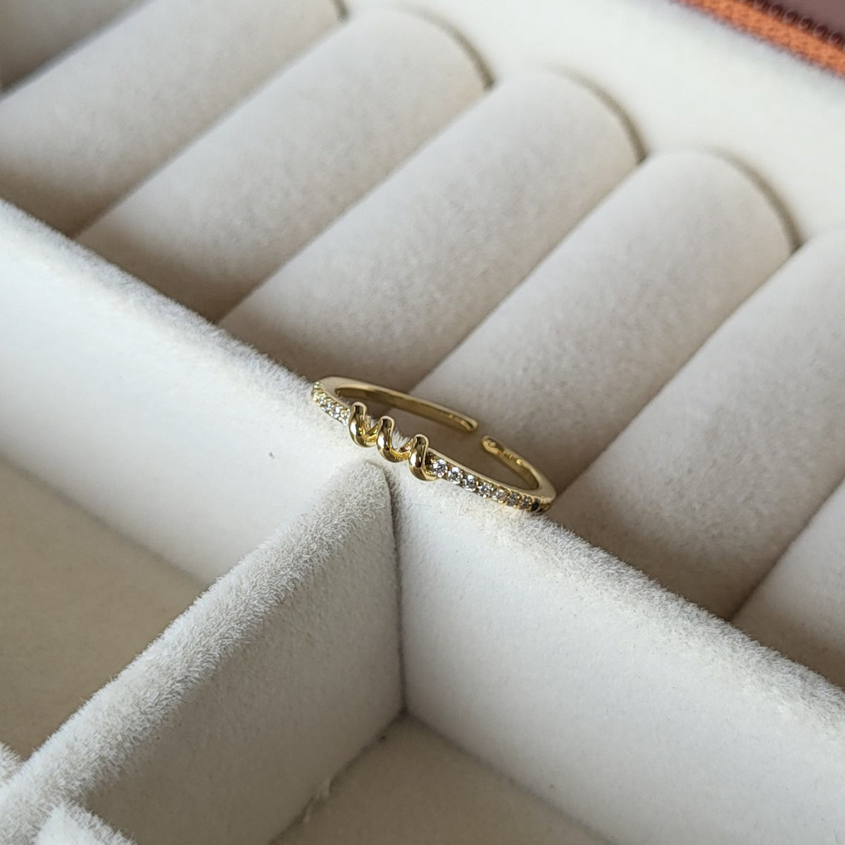 Chloe finger ring