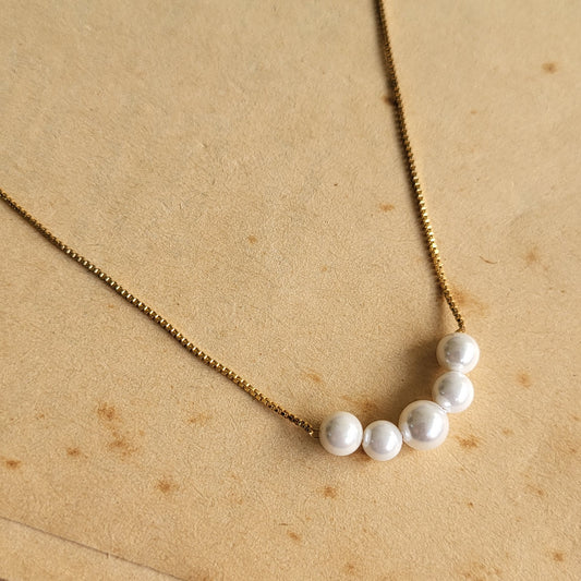 Dainty pearl neckchain