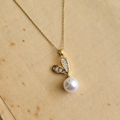 Pearly heart pendent chain
