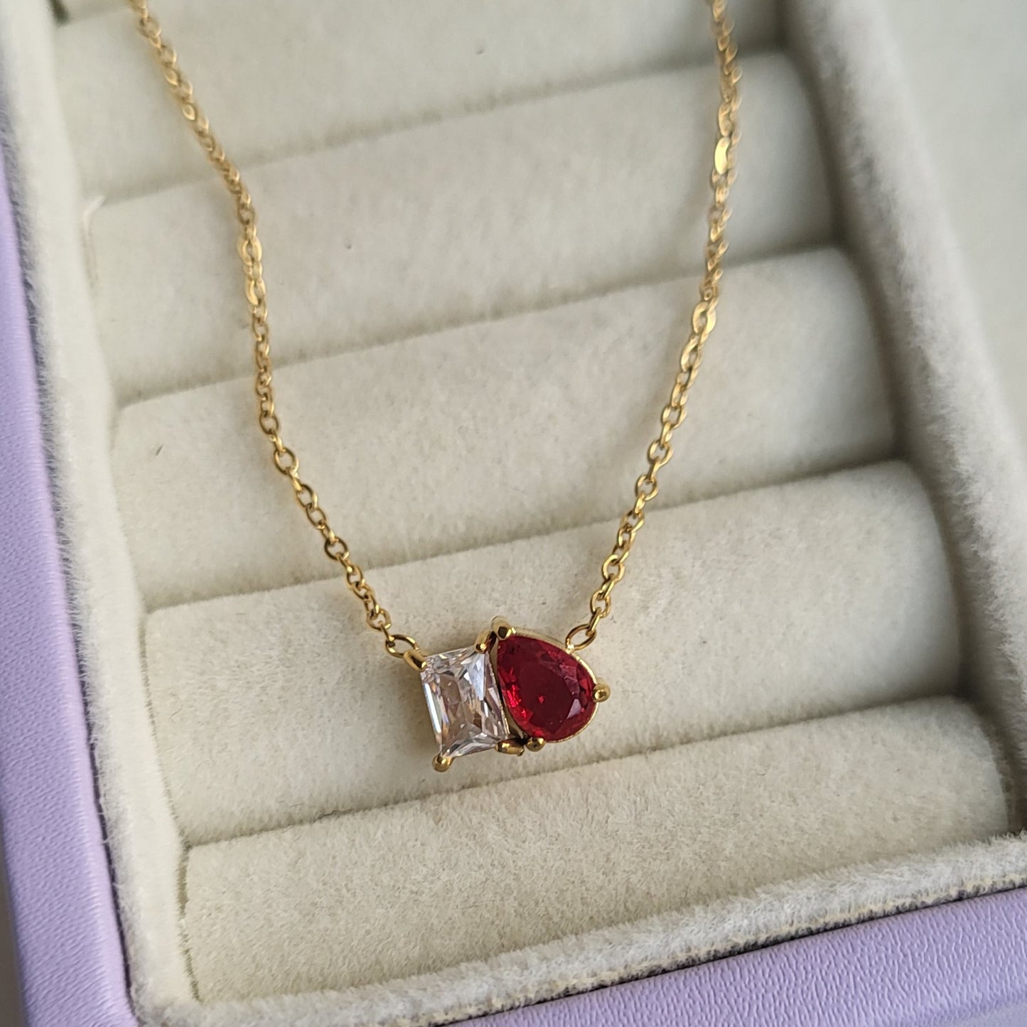 Lilly pendent chain