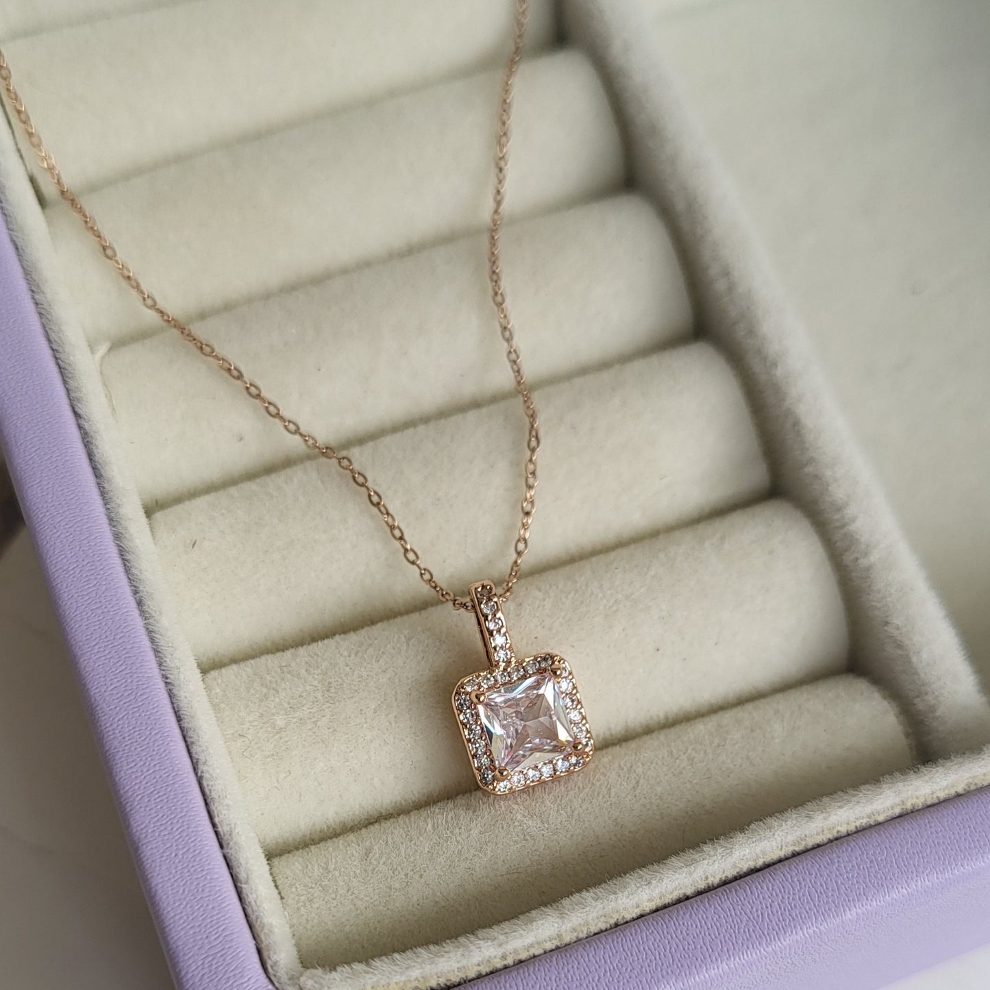 Tira Pendant chain