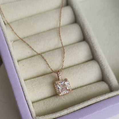 Tira Pendant chain
