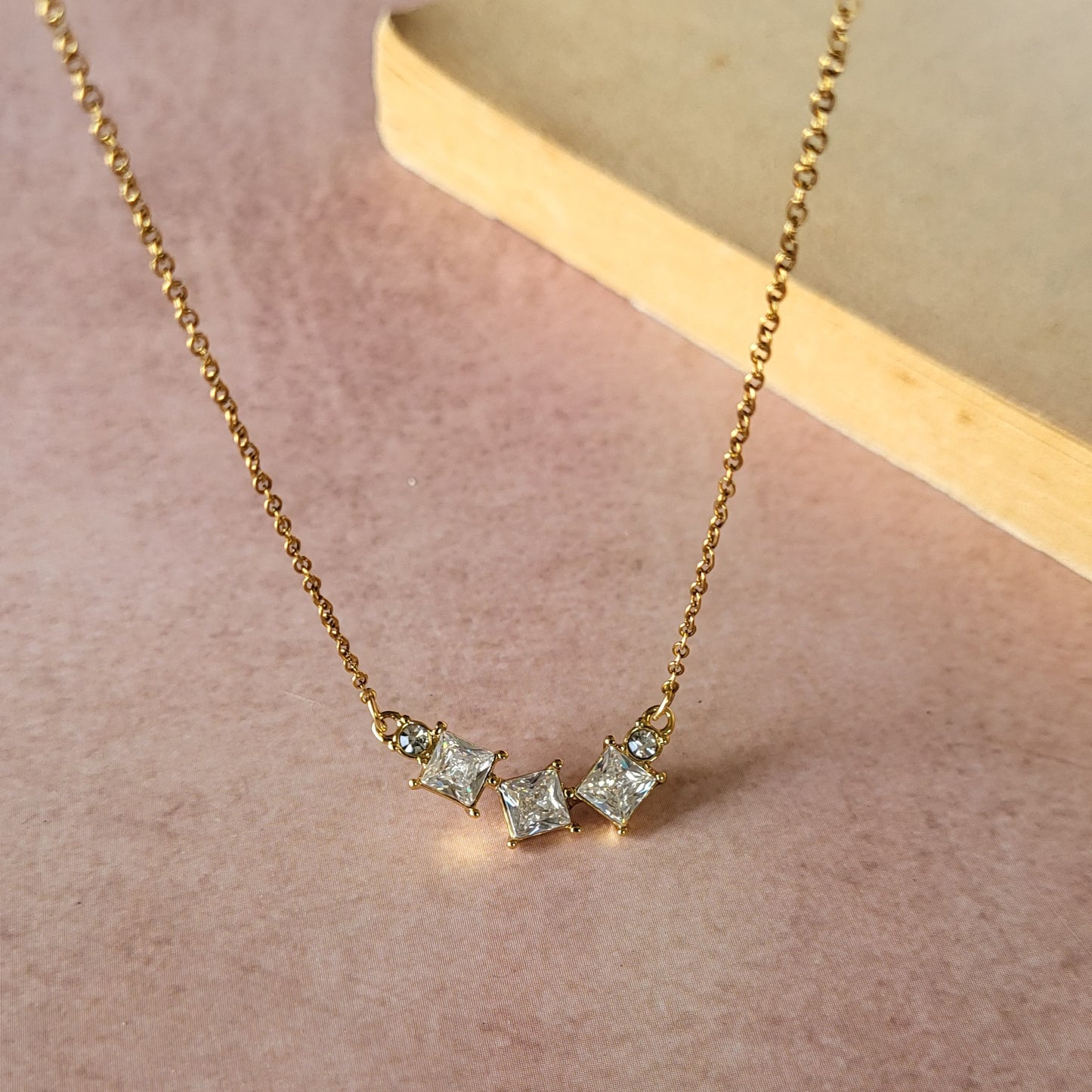 Boxy pendant chain