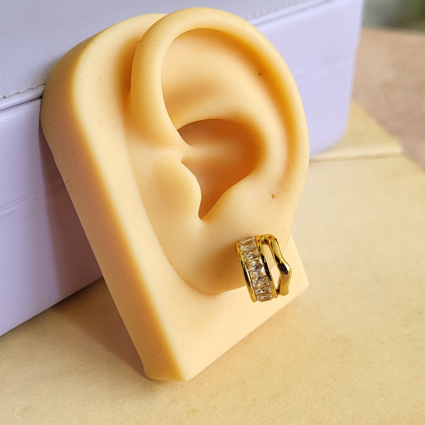 Wave hook studs