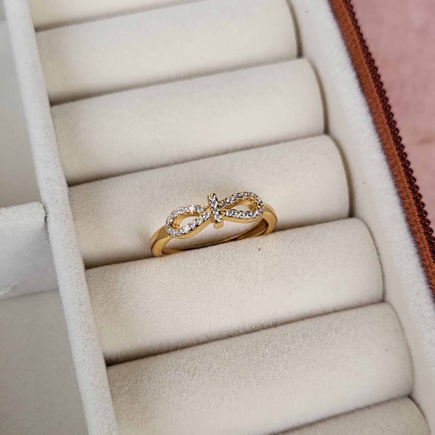 Knot finger ring