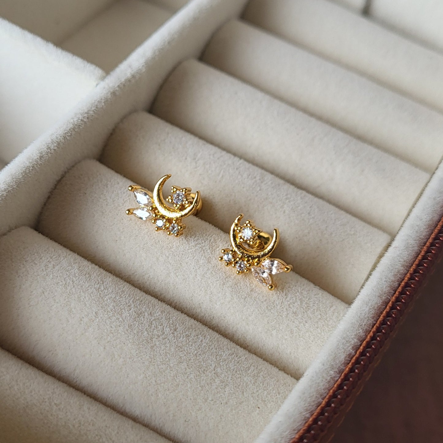 Vennela studs (ball screwback)
