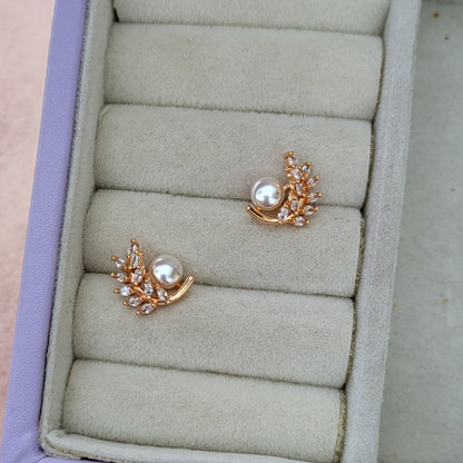 Pearl leaf studs