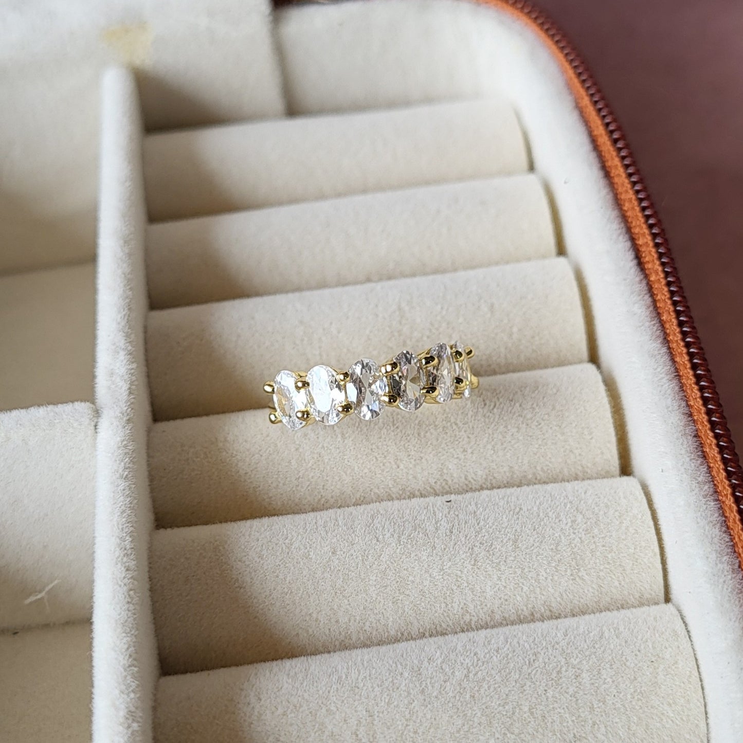 Oval finger ring